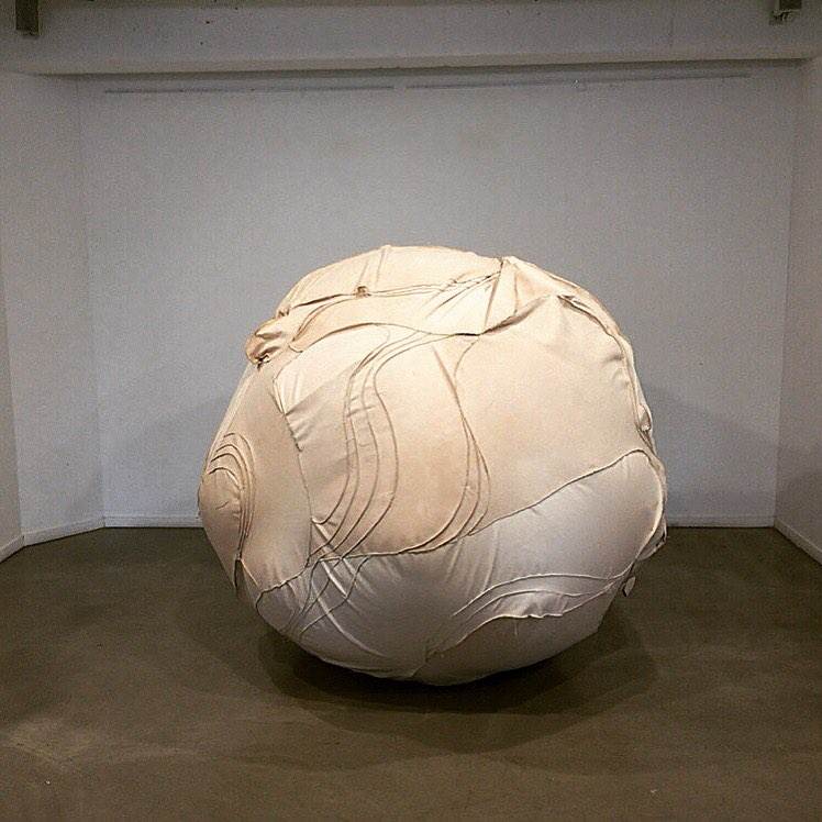 EGG/ 200x200x200cm/ 가죽 / 2018