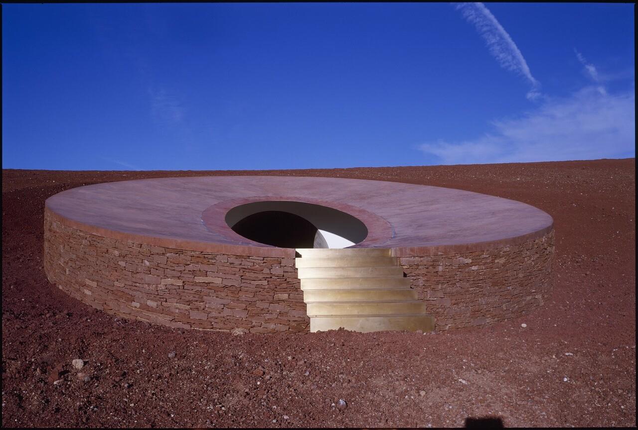 James Turrell, 애리조나 사막 휴화산 분화구에 설치한 구조물 안으로 들어가는 계단과 뚫린 구멍ⒸJames ...