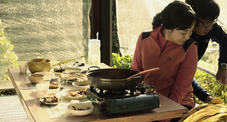 그때의 가을, 지금의 가을 <춘천, 춘천>: 두 세대의 쓸쓸함이 인접하는 시공간에 관한 필름