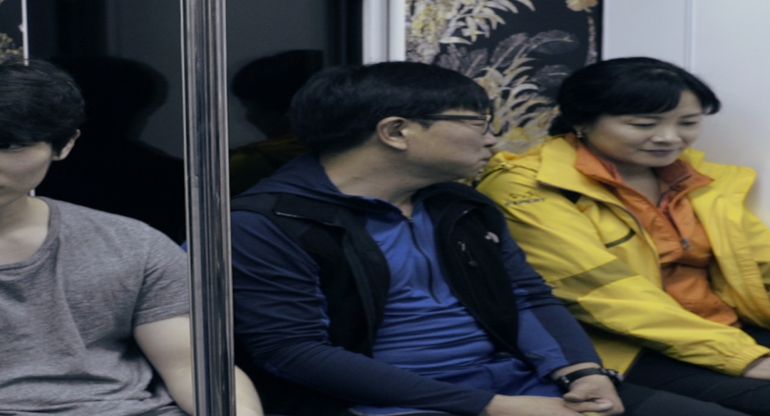 그때의 가을, 지금의 가을 <춘천, 춘천>: 두 세대의 쓸쓸함이 인접하는 시공간에 관한 필름