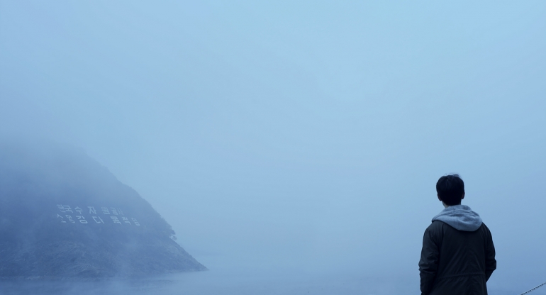 그때의 가을, 지금의 가을 <춘천, 춘천>: 두 세대의 쓸쓸함이 인접하는 시공간에 관한 필름