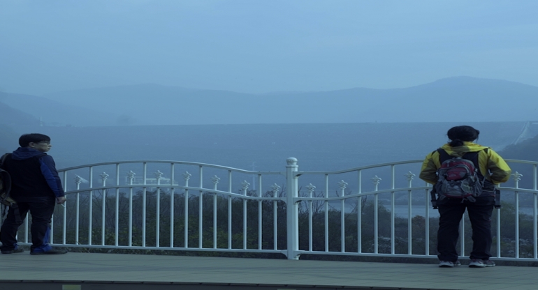 그때의 가을, 지금의 가을 <춘천, 춘천>: 두 세대의 쓸쓸함이 인접하는 시공간에 관한 필름