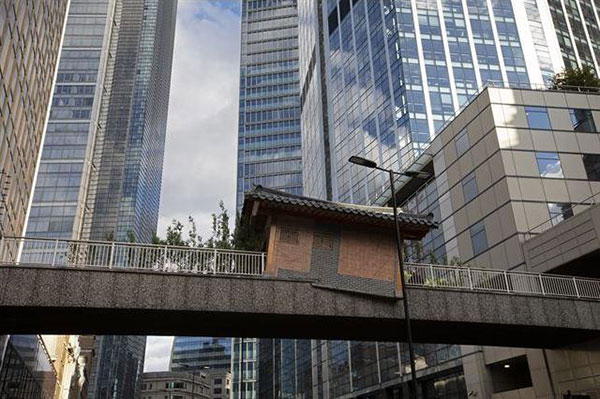 Do Ho Suh inserts 〈Bridging Home, London〉 into the city context