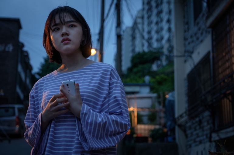 단지 세상의 끝에서, <영주>