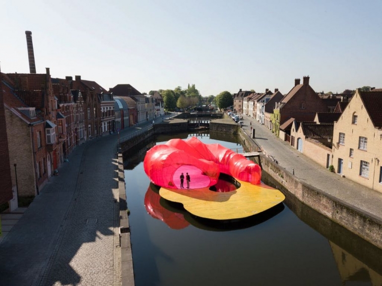 Travel playfully through space in Bruges
