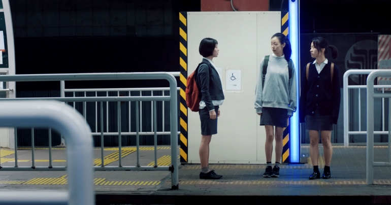 검은 물결에 일렁거리는 인간성 <죄 많은 소녀>