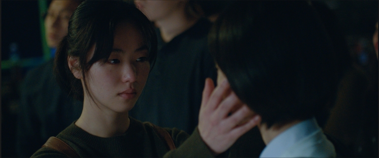 검은 물결에 일렁거리는 인간성 <죄 많은 소녀>