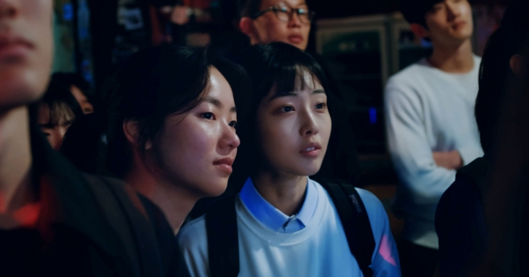 검은 물결에 일렁거리는 인간성 <죄 많은 소녀>