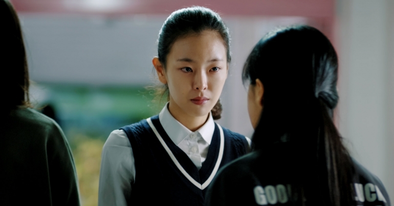 검은 물결에 일렁거리는 인간성 <죄 많은 소녀>