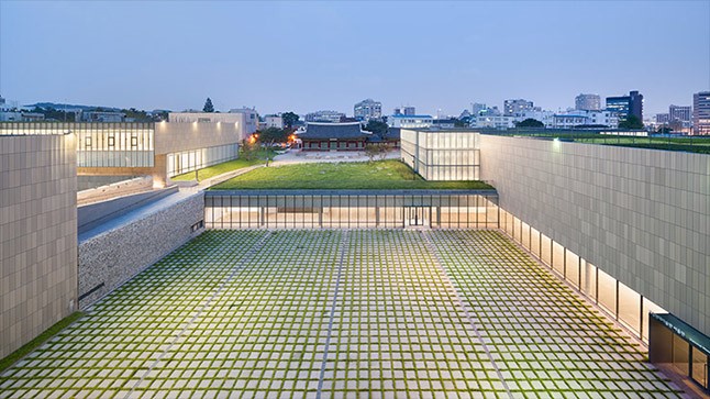 국립현대미술관의 마당은 채워지길 기다린다