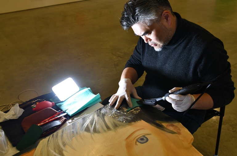 물건에 담겨진 이야기를 복원하는 남자