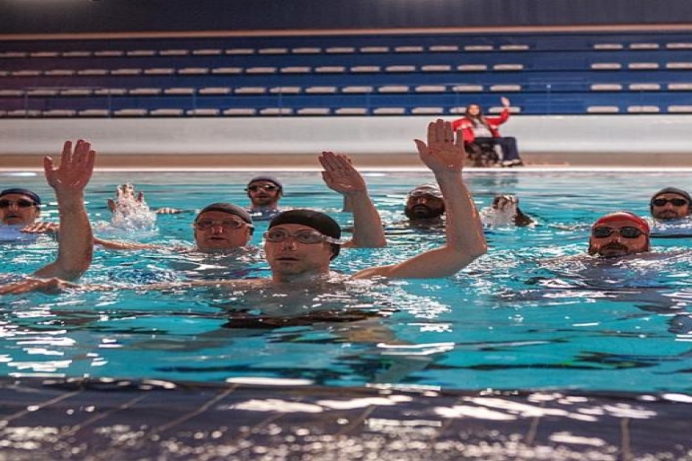 모난 원과 둥근 사각형에게 바치는 송가, <수영장으로 간 남자들> 