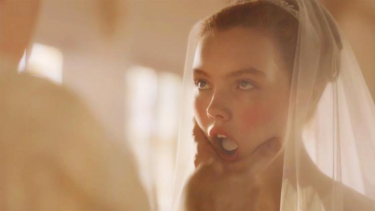 직설적인 자세와 모독적인 처벌로 기구하는 해방, <달링>