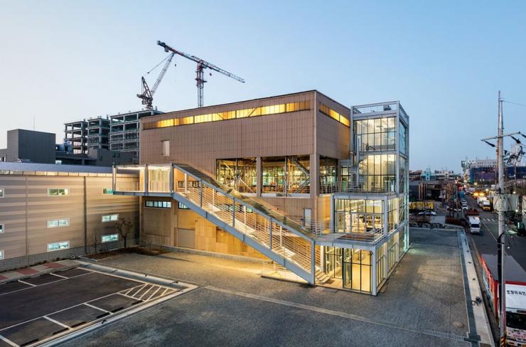 오래된 화학공장의 뉴-엔진