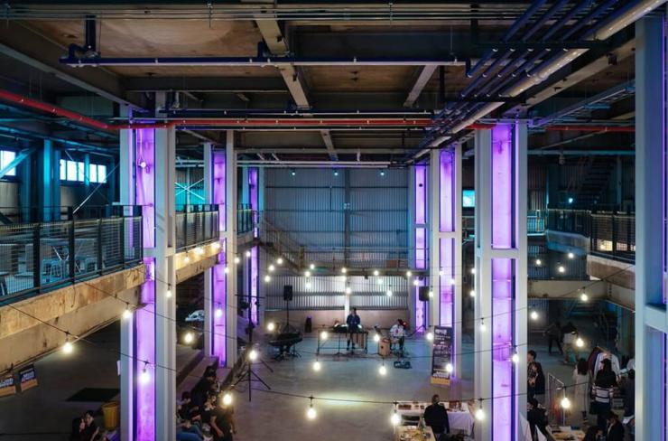 오래된 화학공장의 뉴-엔진