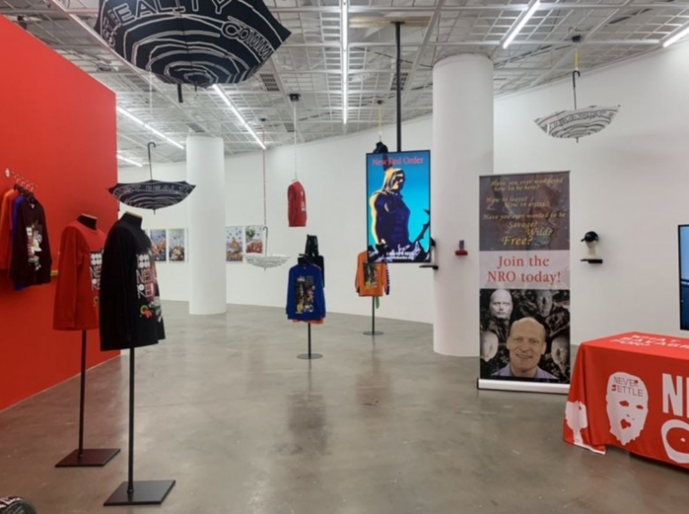 가까워지며 멀어진 작품들: 거리두기와 다가서기