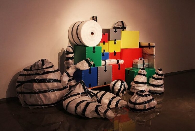 우리가 몰랐던 체류비용: 불특정한 장소들에서 발현되는 생존과 행동